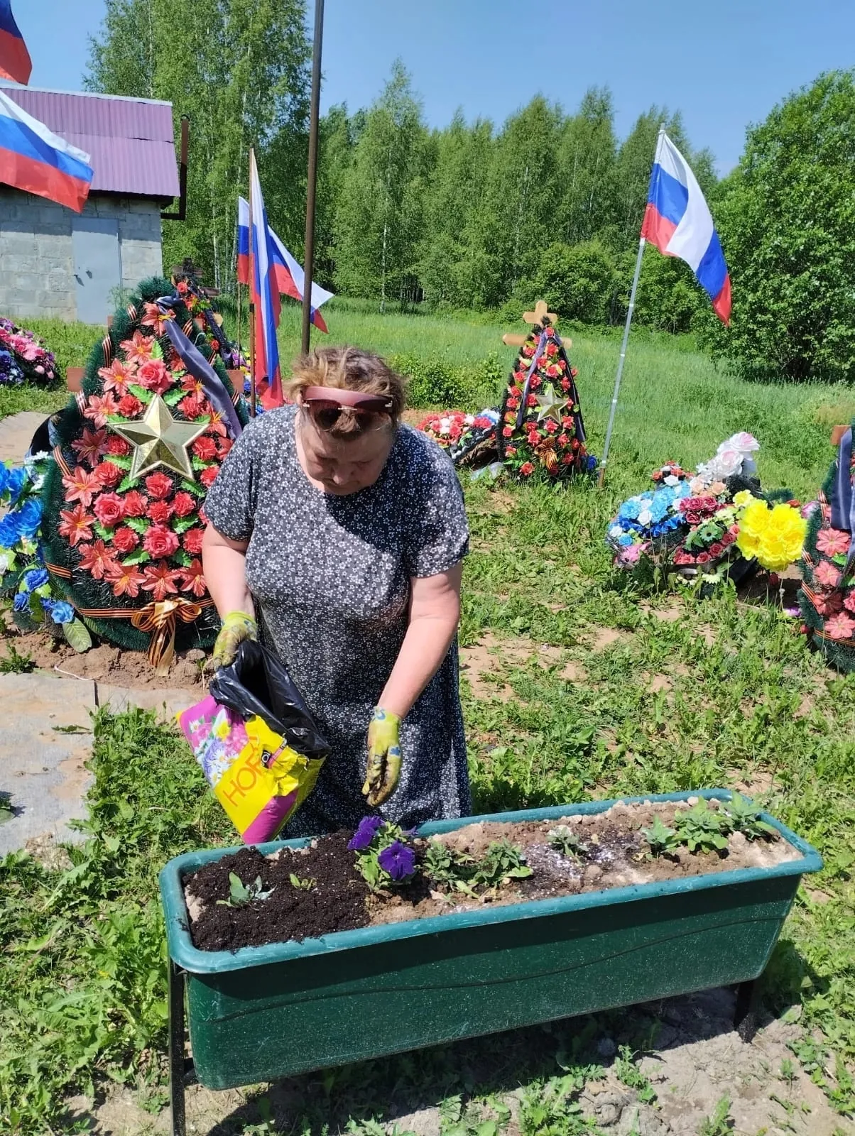 В День России волонтёры ухаживали за клумбами на Аллее Славы, разбитыми при поддержке горожан.
