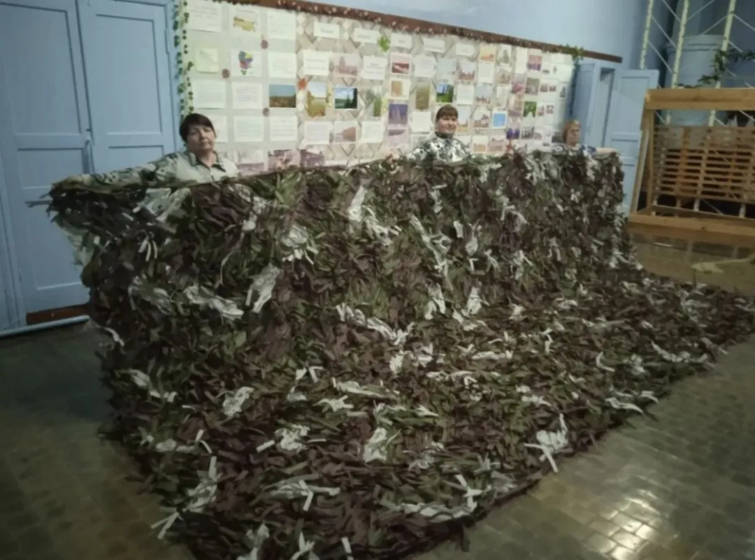 Волонтёры из Лесниково и Воскресной школы плетут маскировочные сети, Николай Тюфяков принёс коврики, анонимная помощница — бельё, Алевтина Кочева — носки с конфетами.
