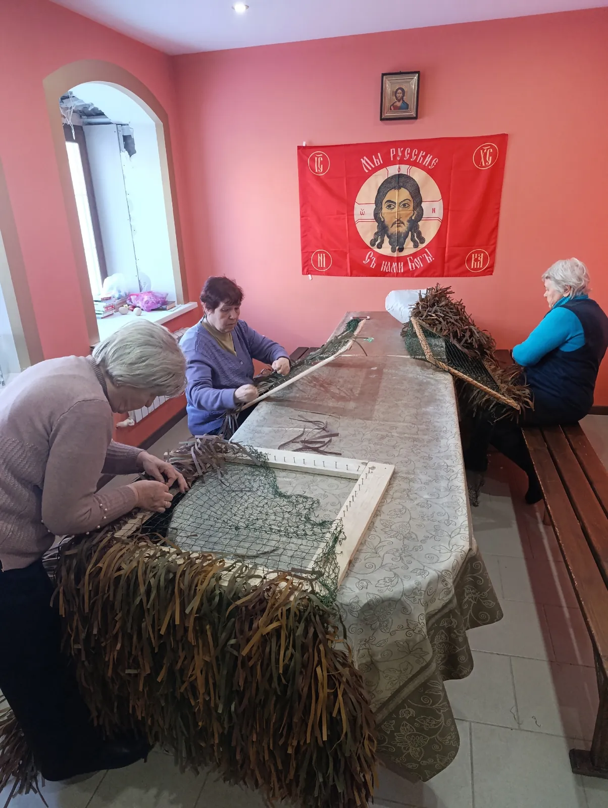 Подготовлена гуманитарка к отправке, пятилетний Миша с мамой принесли пряжу, показали украшенную школьниками коробку с помощью.
