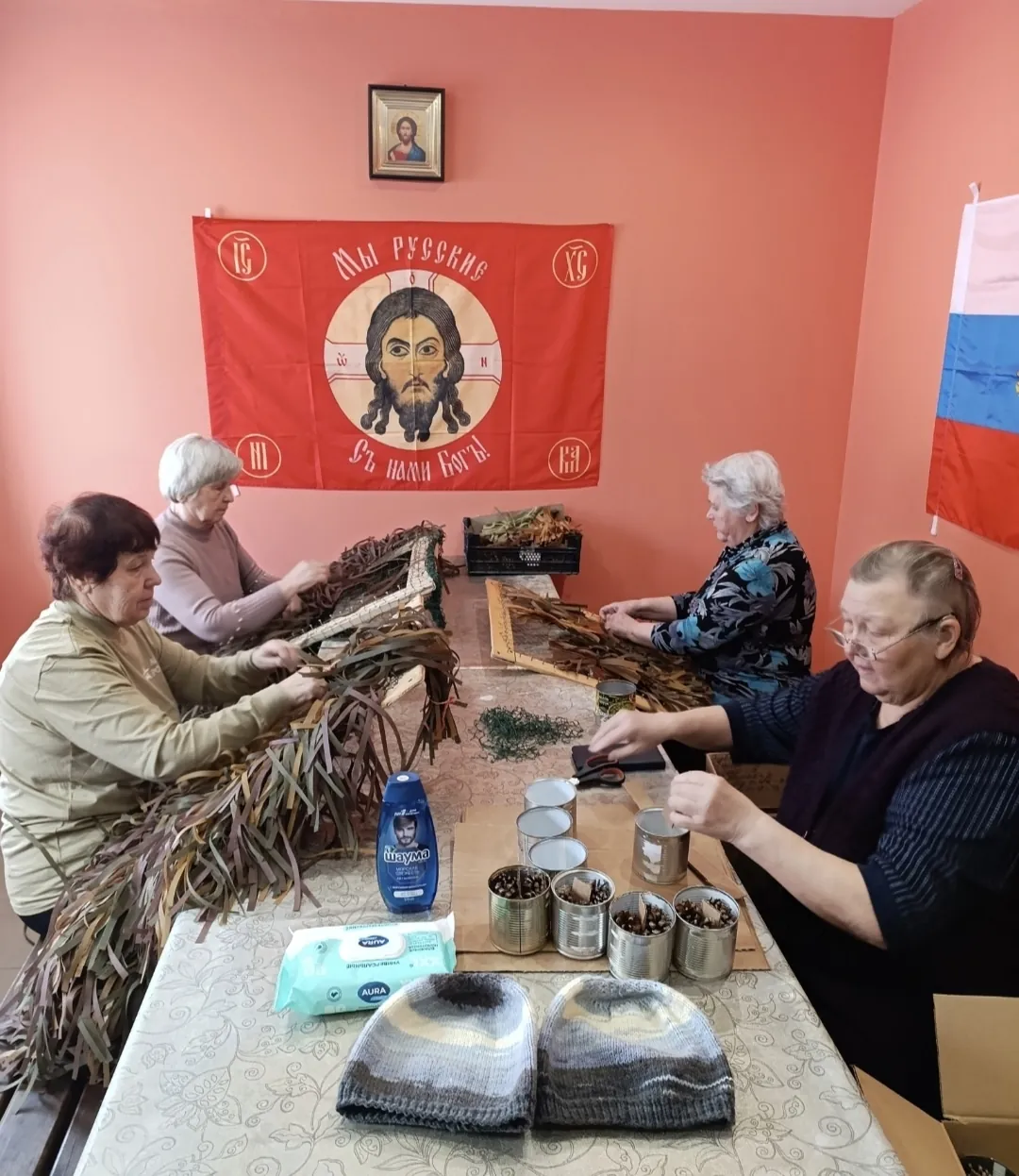 Готовы две маскировочные сети. Поступил запрос от бойцов на рыбные консервы. Доставлен парафин для свечей.