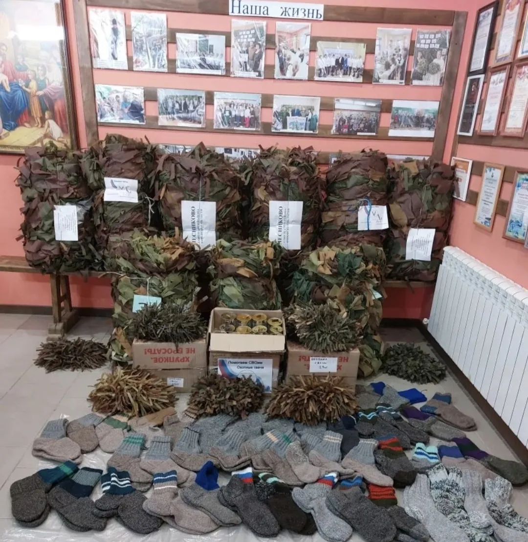 Собрали и упаковали гуманитарную помощь, привезли сети из Лесникова и Воробьевой Горы, попросили сделать перерыв с вязкой носков.