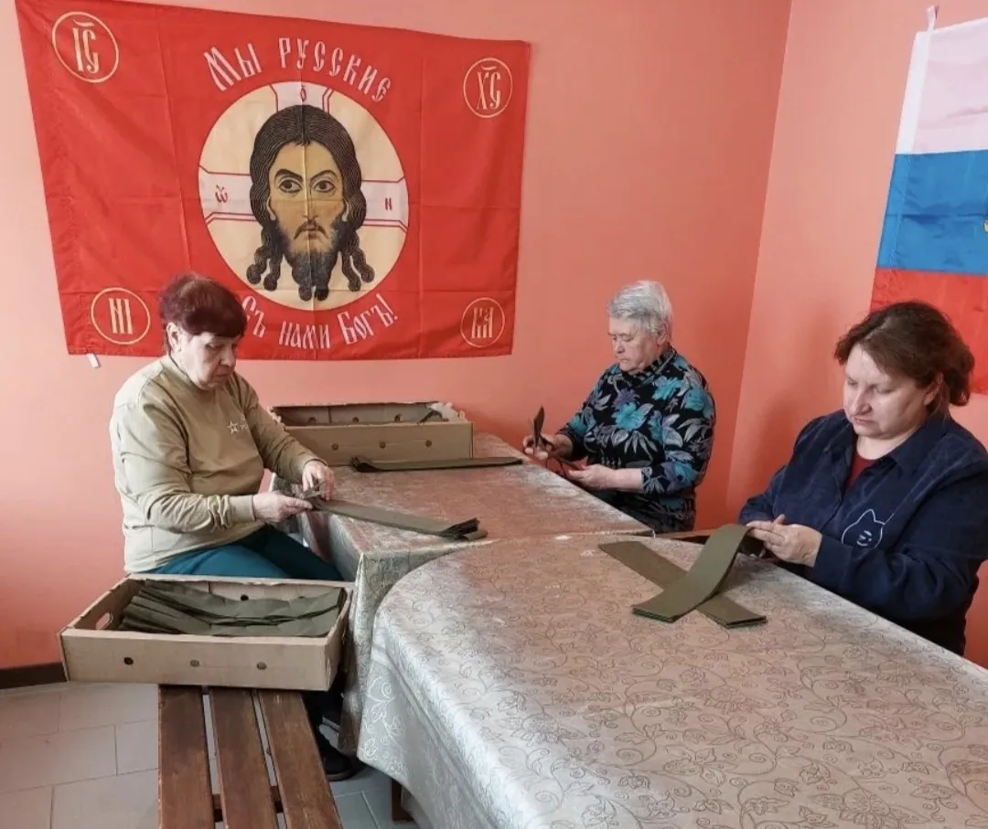 Работа в Воскресной школе возобновилась после праздников, сетевая маскировочная сеть, помощь от села Лесниково и вязаные носки от Алевтины Кочевой.