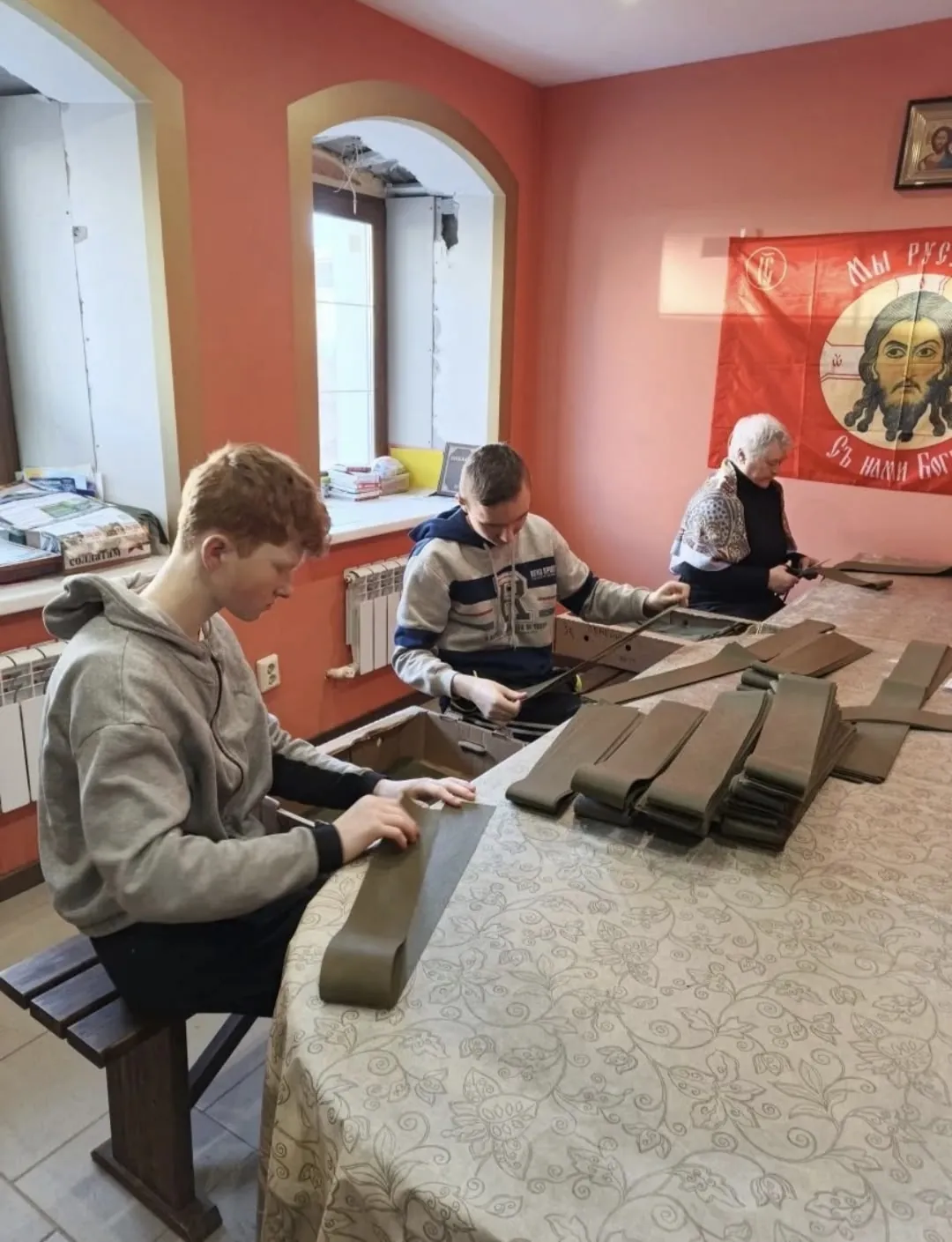 В субботу молодёжь помогала взрослым в Воскресной школе и приносила банки для свечей. Процитировано стихотворение о работе волонтёров.