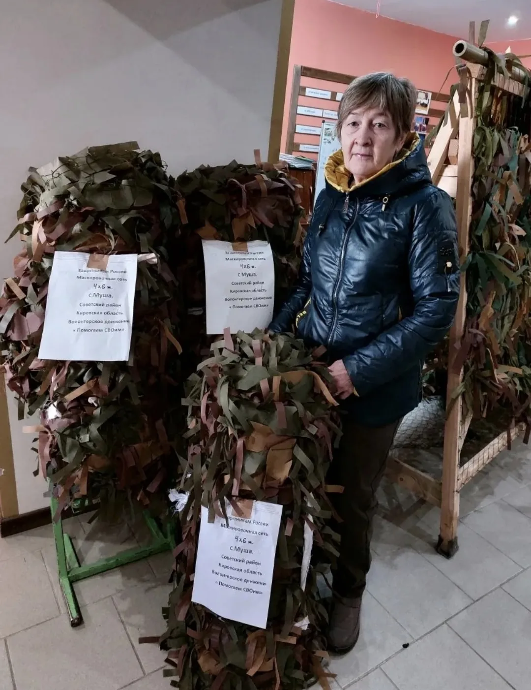 В понедельник в Воскресной школе кипела работа: резали спанбонд, плели сети, принимали готовые сети из Муша и пожертвования.
