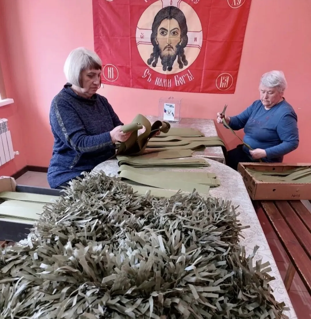 Подготовка 33 маскировочных сетей к отправке. Собрано столько воды по акции, что потребовалась большая машина. Сёла Кожа и Лесниковское сдали новые готовые сети. Неизвестная женщина оставила три ведёрка мёда.