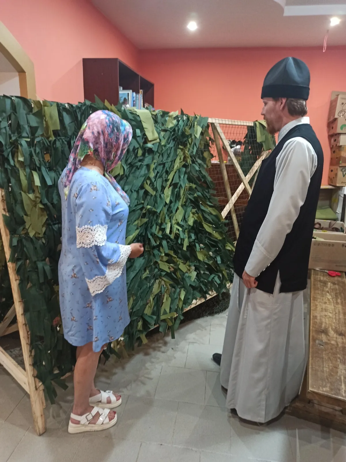 В воскресенье школу посетил благочинный отец Николай, привёз иконки Святого Георгия для бойцов. Обсудили срочный заказ на 15 сетей для медиков. Приглашают на помощь даже в выходной.