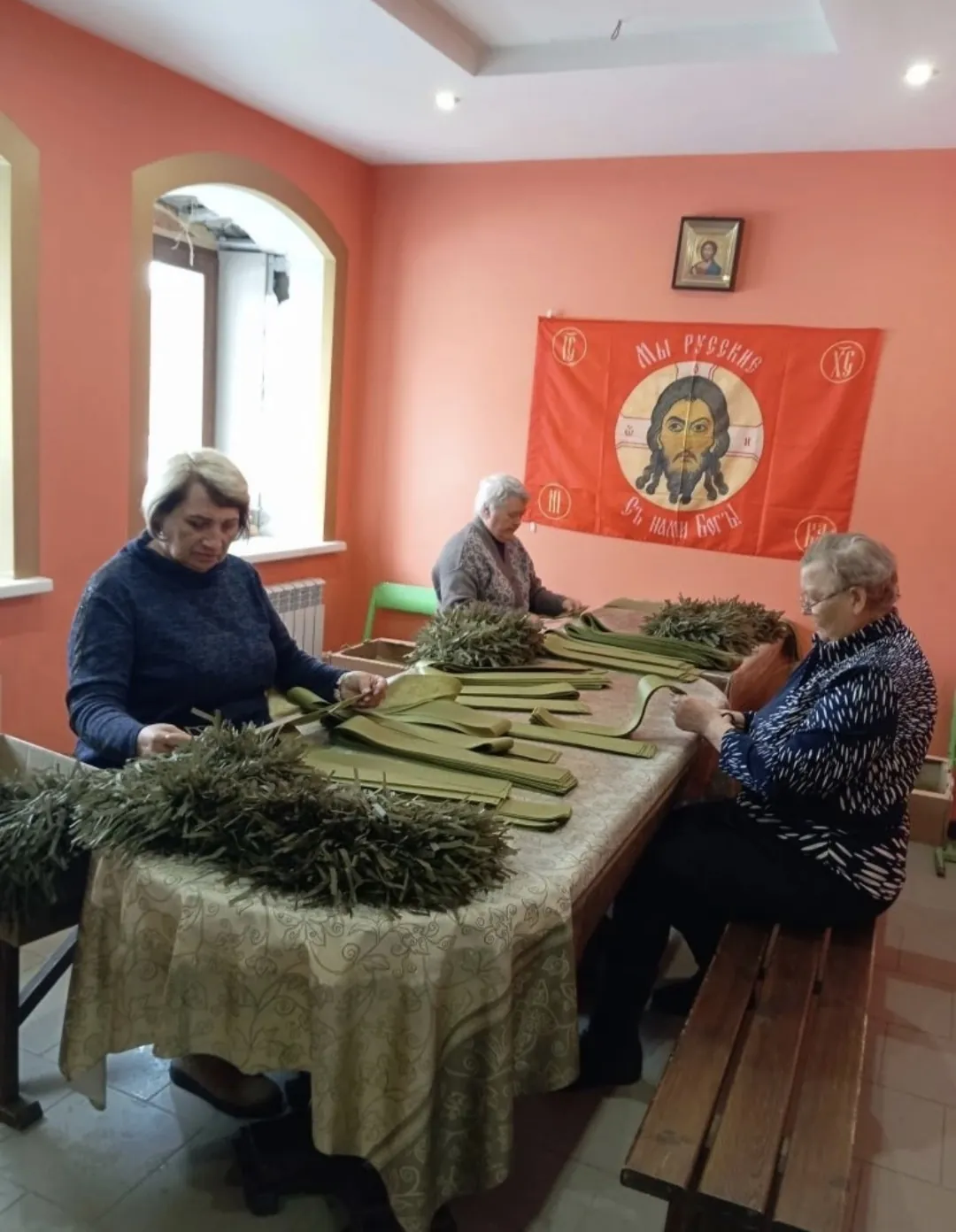 Шишкина В.А. принесла ткань для белья, салфетки, банки. Малкова И.В. и ещё одна женщина принесли банки под свечи. Обращение к женщинам: приносите ненужные отрезы ткани для пошива нижнего белья бойцам.