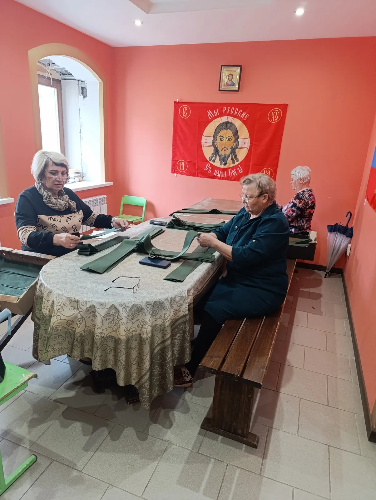Запакованы четыре сети для танкистов, выполнена половина заказа, школьники помогали в субботний день.