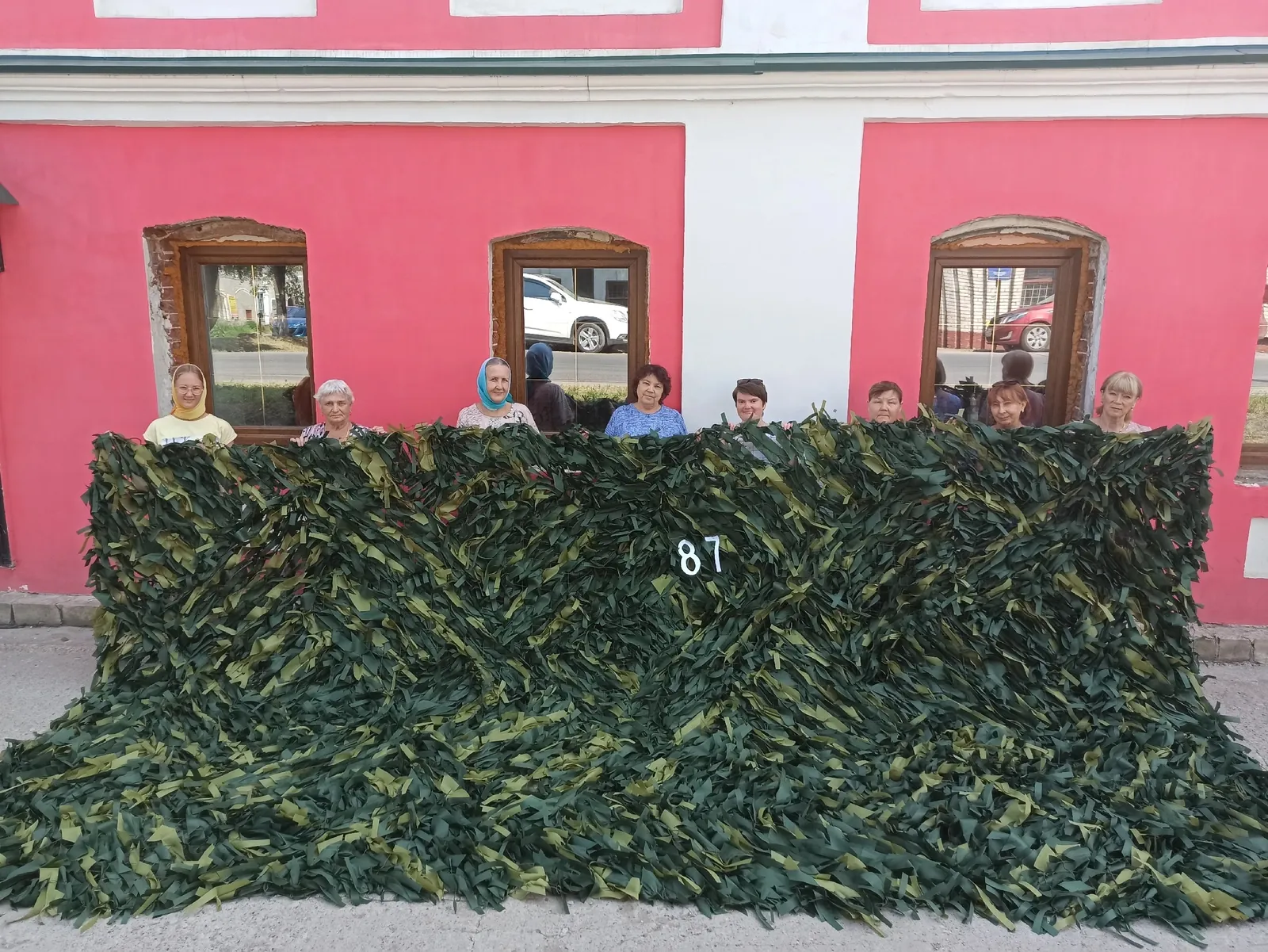 Привезли 1500 метров спандбонда, волонтёры самостоятельно закупили салфетки и вермишель по запросу, ученики лицея помогают ежедневно.