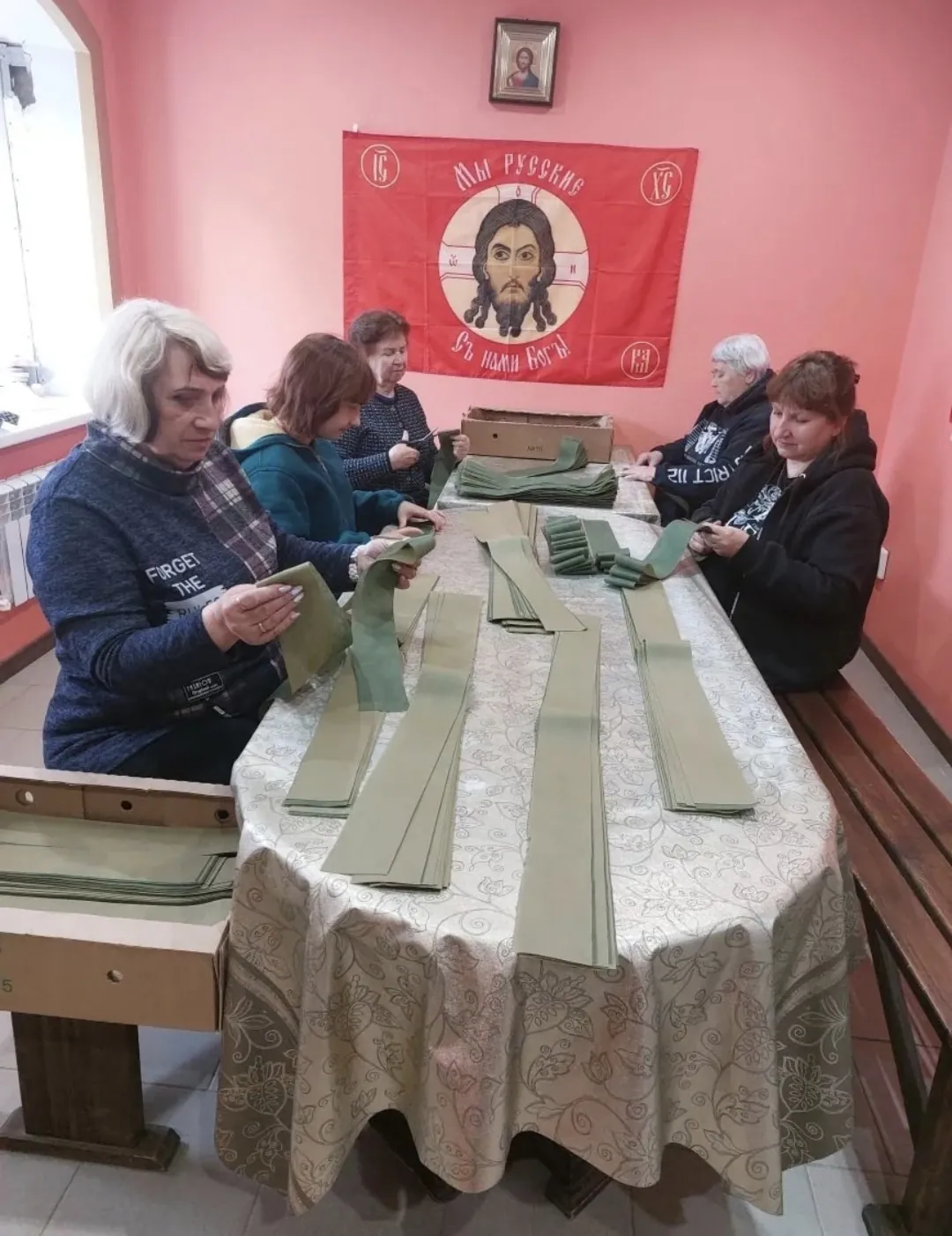 Волонтёры принесли готовые сети и взяли материалы, Галина Куршина сшила уже 850 изделий, семьи работали вместе.