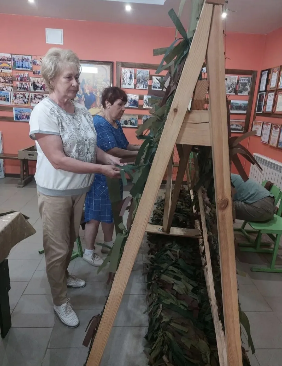 Женский коллектив начал неделю раньше графика, Татьяна Стрельникова сшила 25 пар белья, поступило 2000 рублей в копилку для солдат.