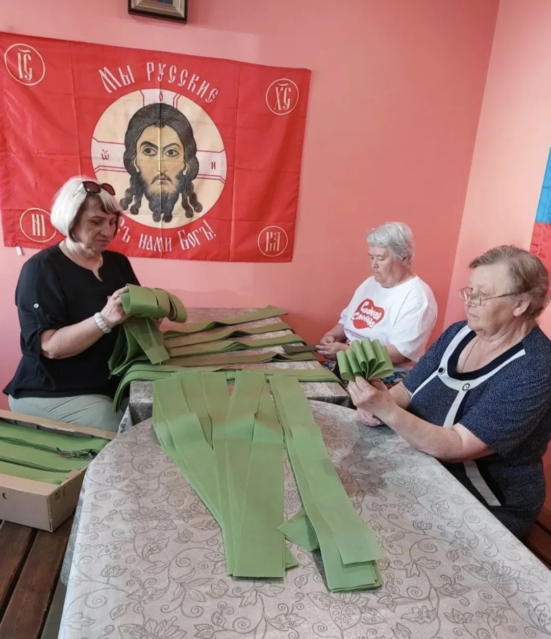 Шла подготовка к благоустройству парков при поддержке руководителей района, волонтеры из сёл привезли помощь, получен тент и материалы.
