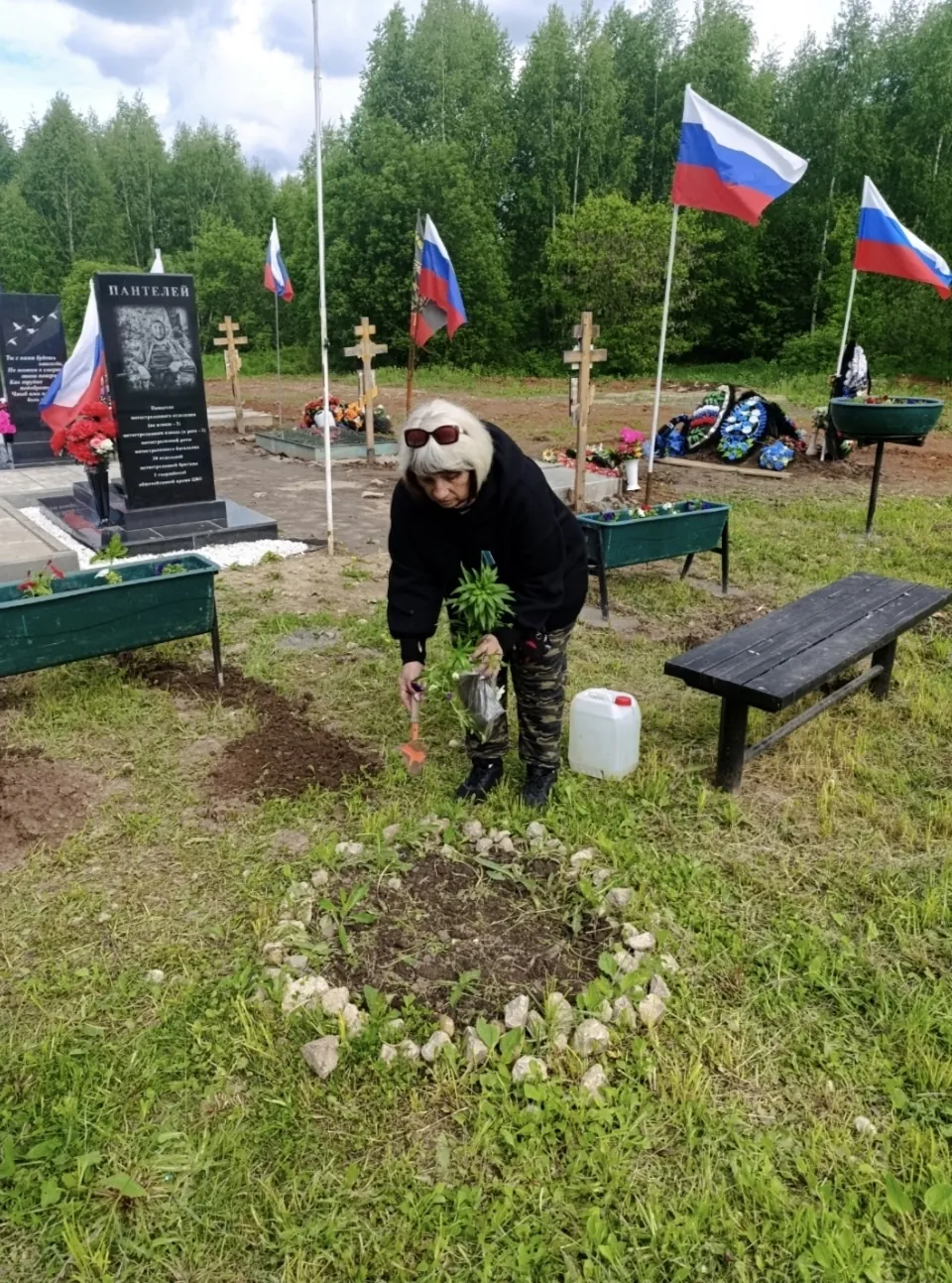 Отправили машину гуманитарки и сетей на склад, продолжили работу на Аллее Славы и в школе, приняли новые партии сшитого белья.