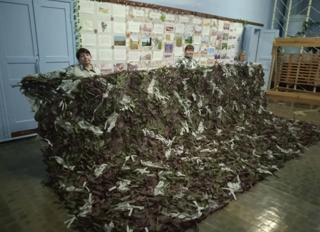 Во вторник продолжали плести сети для танкистов, принимали помощь от детей и взрослых, собрали банки для свеч.