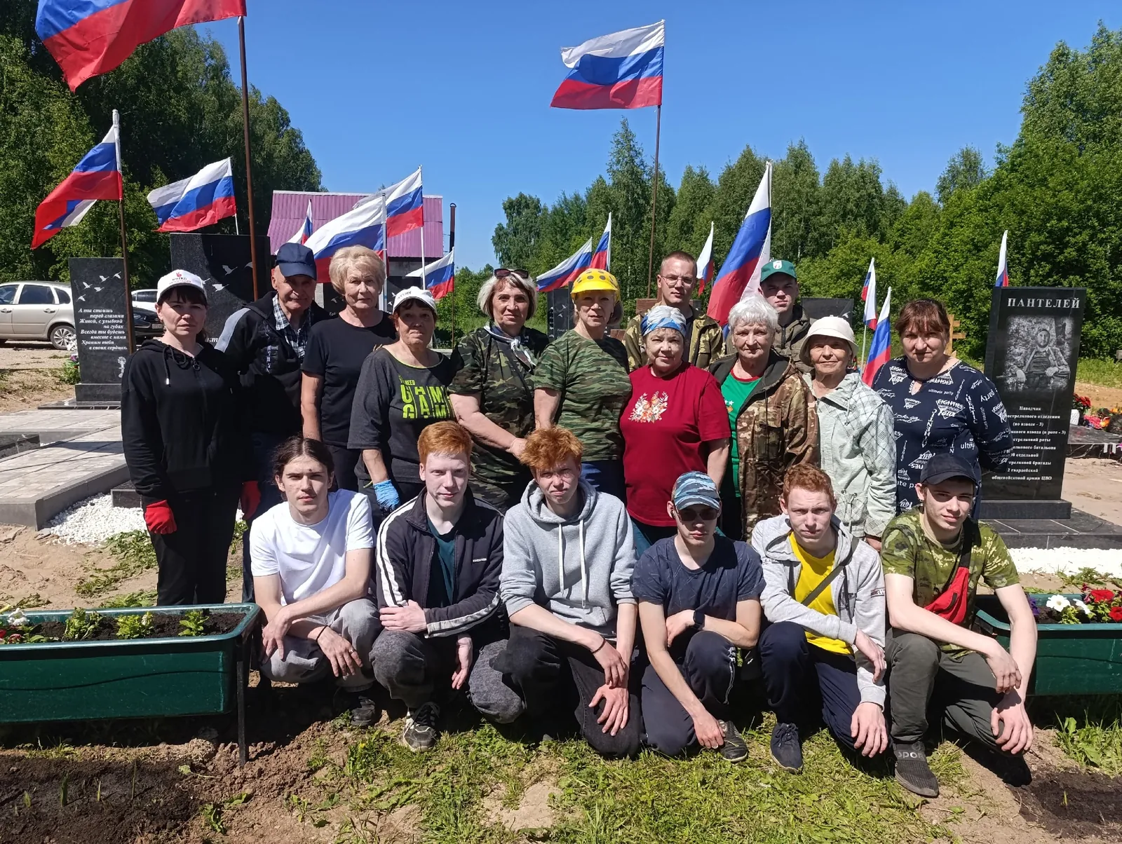 В субботу высадили клумбу-триколор на Аллее Славы силами волонтёров, студентов и предприятий, в школе плели сети.