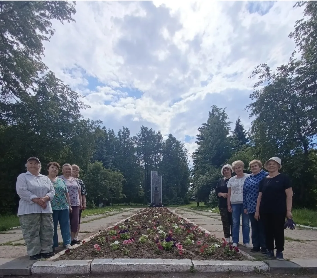 Рабочий понедельник: уход за клумбой в парке и прием помощи в школе (тушенка, деньги, трусы, материалы для сетей).