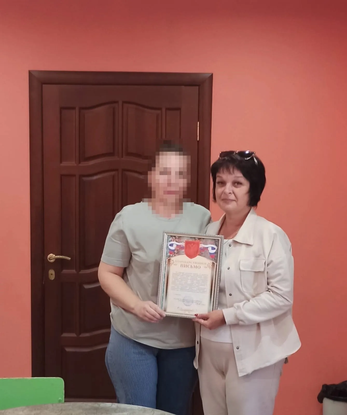 Настоящий день: с утра гости с гуманитаркой, потом важная встреча с медиком «Чайкой», психологом и координаторами, вручение благодарности. Вечером снова посетитель с помощью.