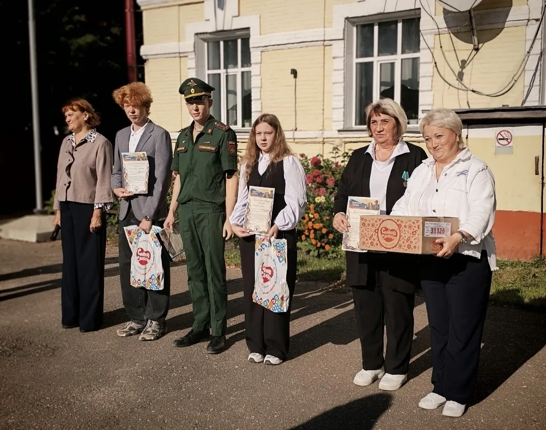 Торжественные линейки ко Дню солидарности в борьбе с терроризмом в лицее и школе, вручение благодарностей за помощь, работа в школе идет своим чередом.