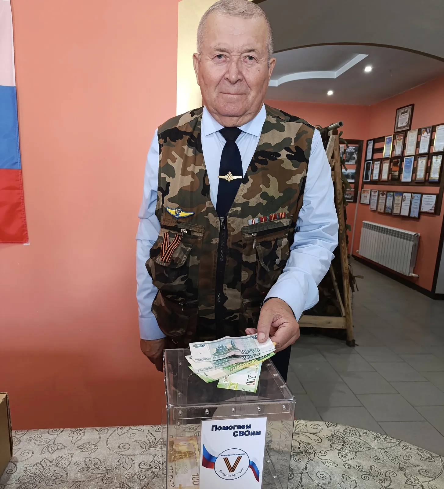 Мужчины помогают: взносы, консультации, доставка гуманитарки, женщины активно работают несмотря на сезон заготовок, сбор банок от соседей.