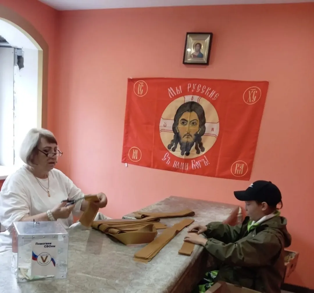 Субботняя работа детей и волонтеров: раскрой ткани, подготовка ленточек, взносы, привезены нарезанные материалы и белье для отправки.