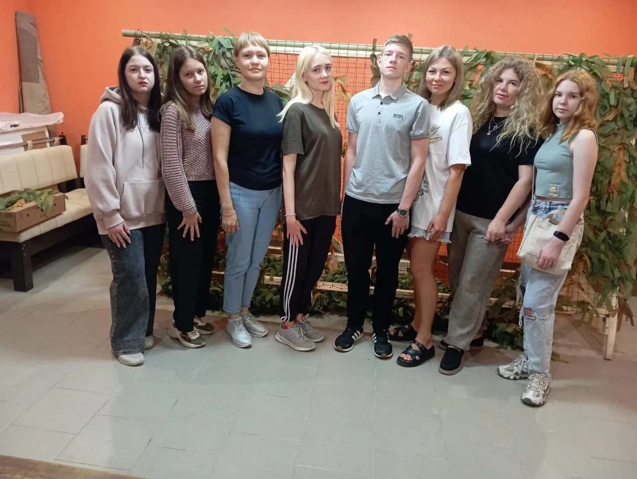 Студенты педколледжа пришли знакомиться с работой, женщины плели сети и заливали свечи, прохожие жертвуют деньги в урну.