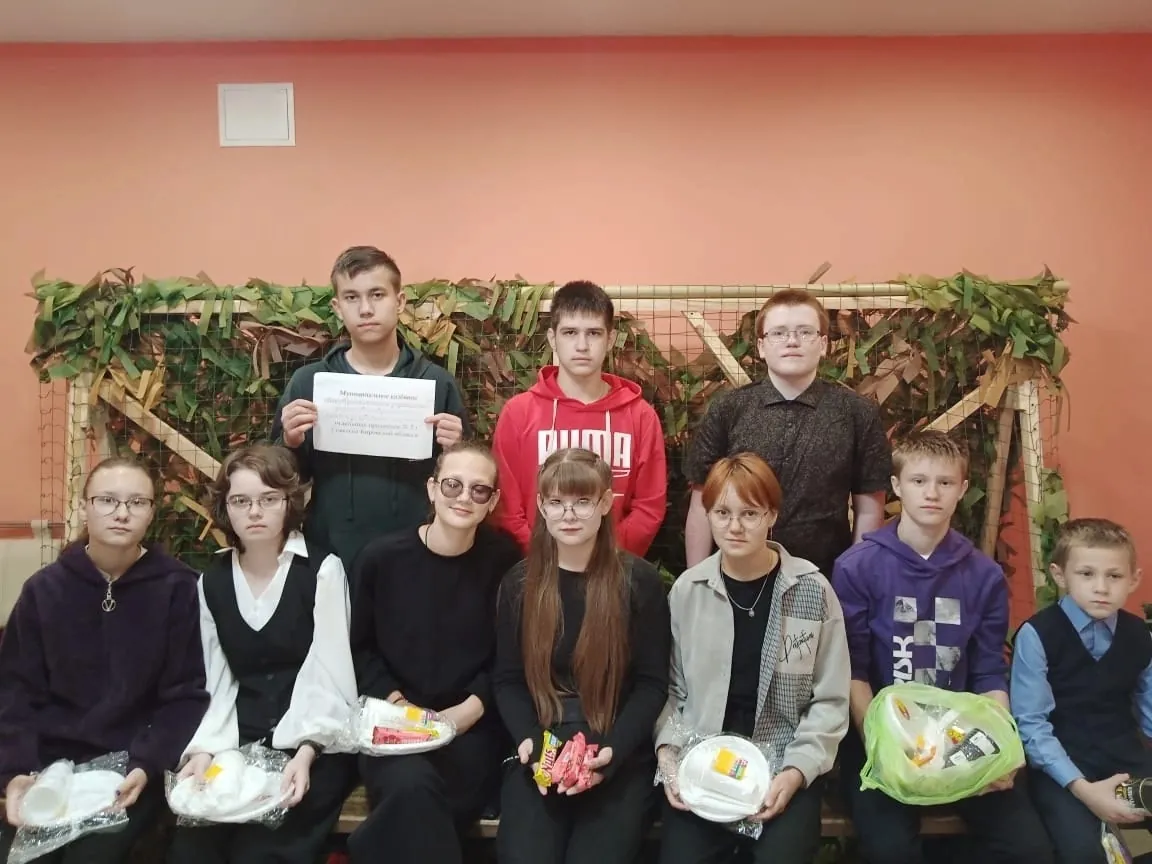 Школьники помогали плести сети и принесли помощь, жители сдали овощи, село Муша перечислило 7800 рублей на медикаменты, из урны в кинотеатре собрали 4100 рублей.