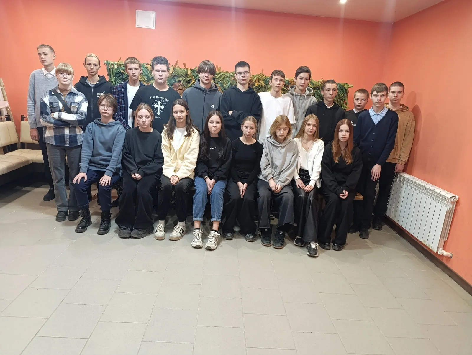 В гостях школьники и студенты: экскурсия, погрузка гуманитарки, пожертвования от жителей.