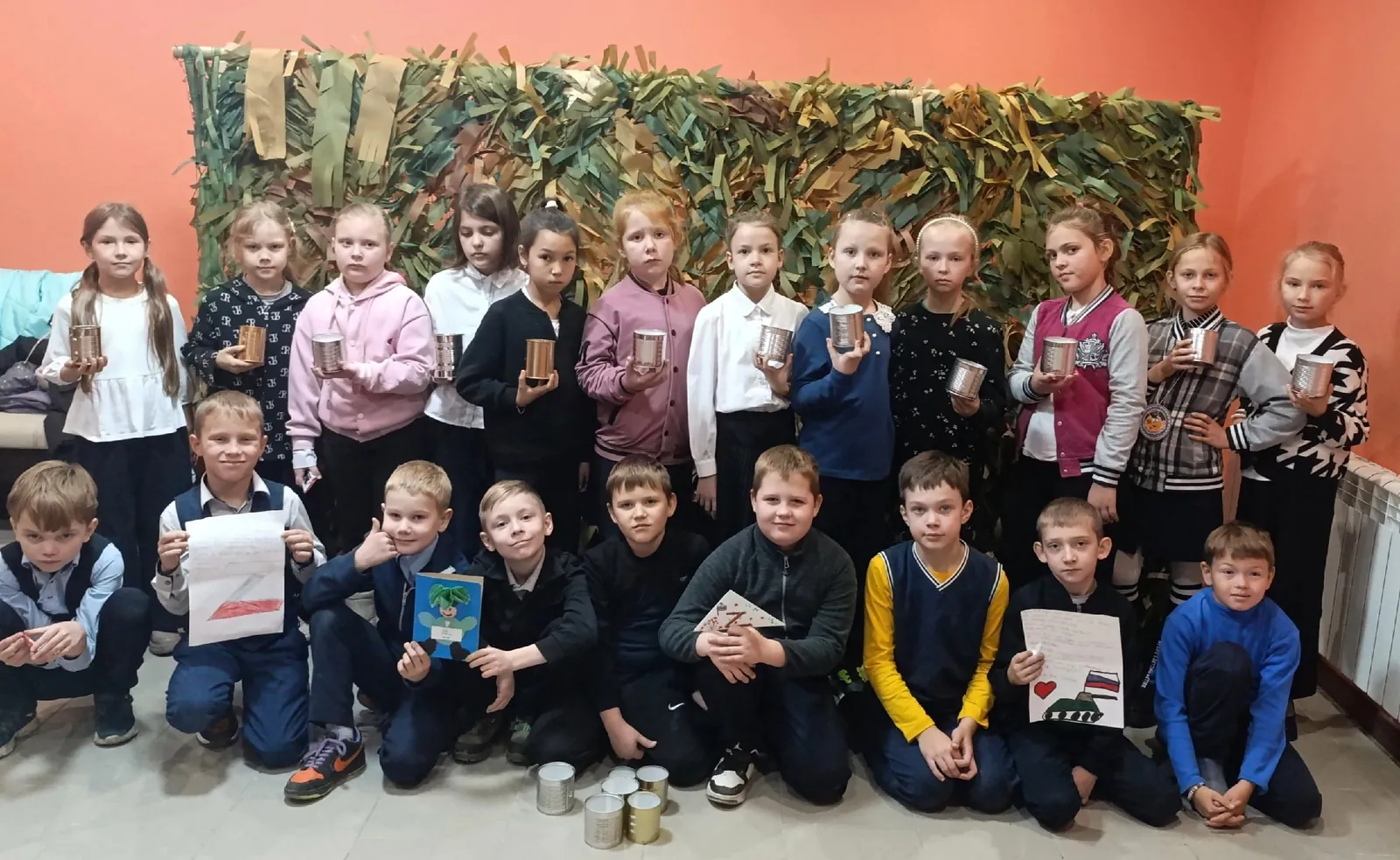 Ученики 2-б класса в гостях, принесли банки и письма, идёт сбор баночек и пожертвований.
