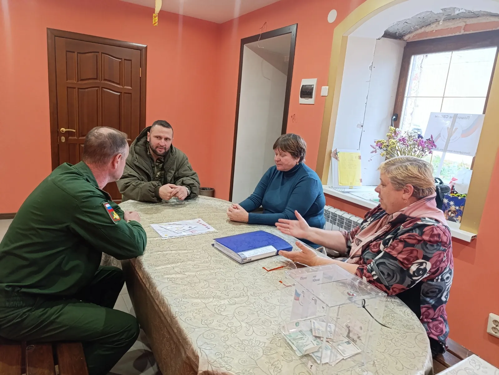 Гости из Пижанского района просят присоединиться, визит благочинного и погрузка сетей.