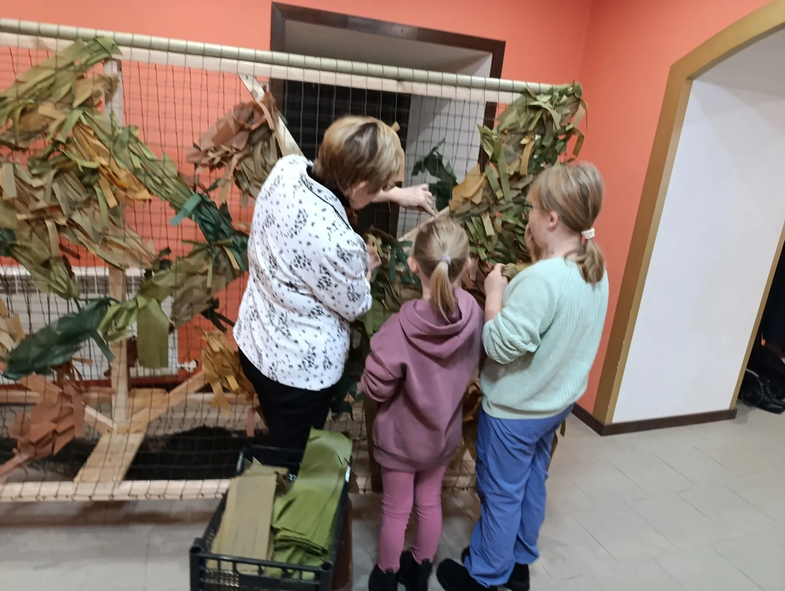 Дети на каникулах плели сети в школе, серебряные волонтеры продолжали работу, несмотря на погоду, отправлена партия сетей и свечей, осваивается новая технология.