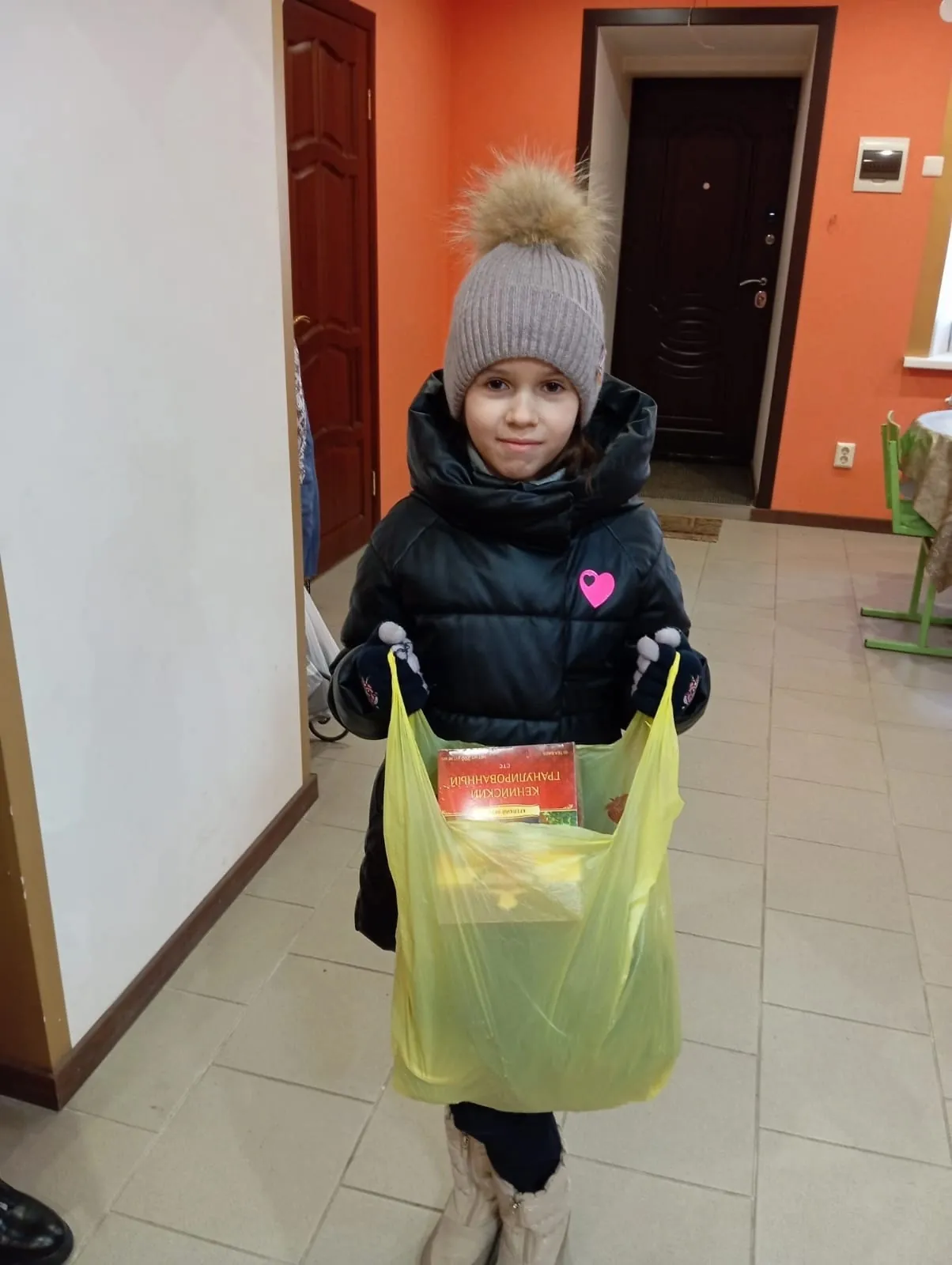 Девочка принесла забытую гуманитарку, сданы сети из Обухово и Муши, начали новое направление – перемотку ниток для носков.