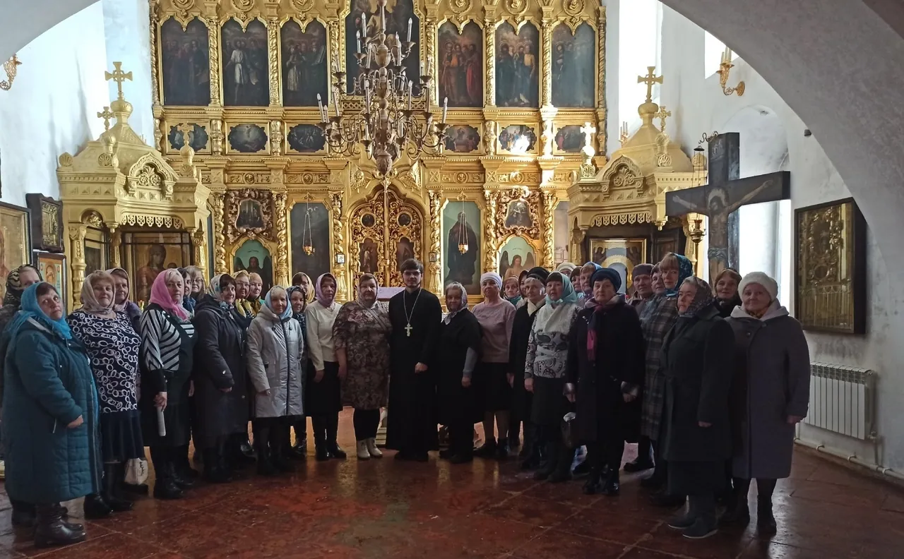 Серебряные волонтёры посетили храм Покрова Пресвятой Богородицы и получили благословение.