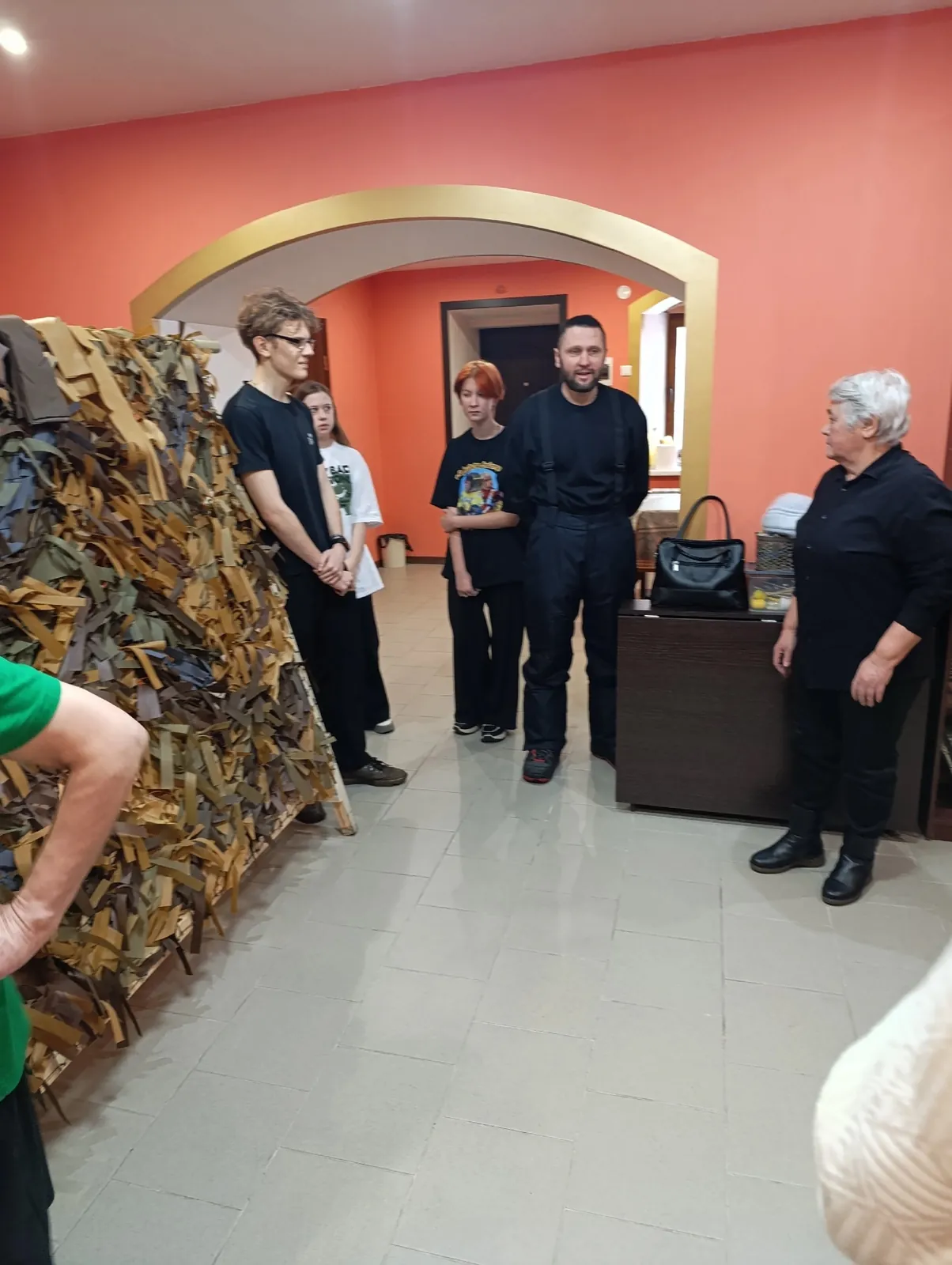 Визит председателя районной Думы с подарком для лицеистов, пожертвования от Нины Дмитриевны Жуковой и анонимные дары — банки на окне и вязаные носки.
