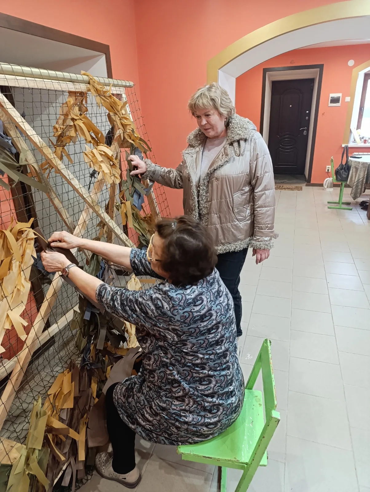 Руководители района помогли с заказом 120 сетей, люди несли деньги и банки, получено 98 кг парафина для свечей.