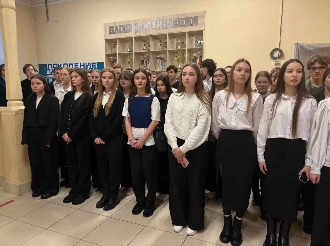В лицее прошла линейка в честь учеников, плевших сети на каникулах; от бойца пришли стихи; поступили деньги и гуманитарка от поселений и горожан.