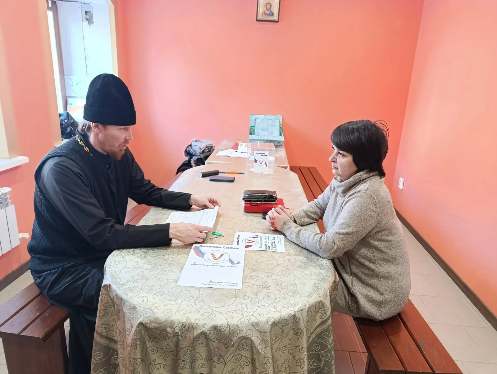 Подготовка к отправке гуманитарного груза в Луганский госпиталь при поддержке епархии и беседа о смысле работы волонтёров.