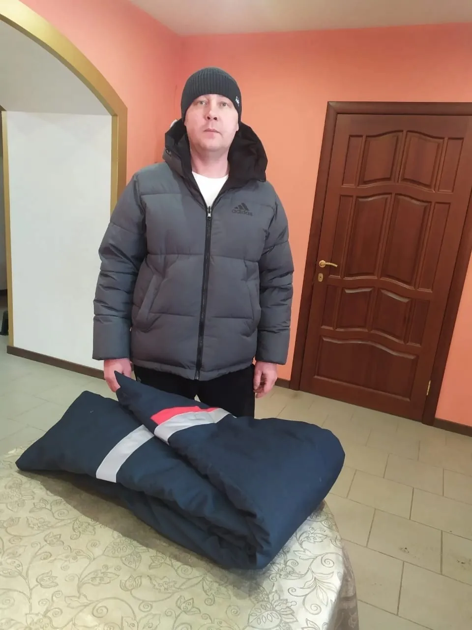 Поступление помощи от горожан: вещи, рация, банки для свечей и детские письма солдатам.