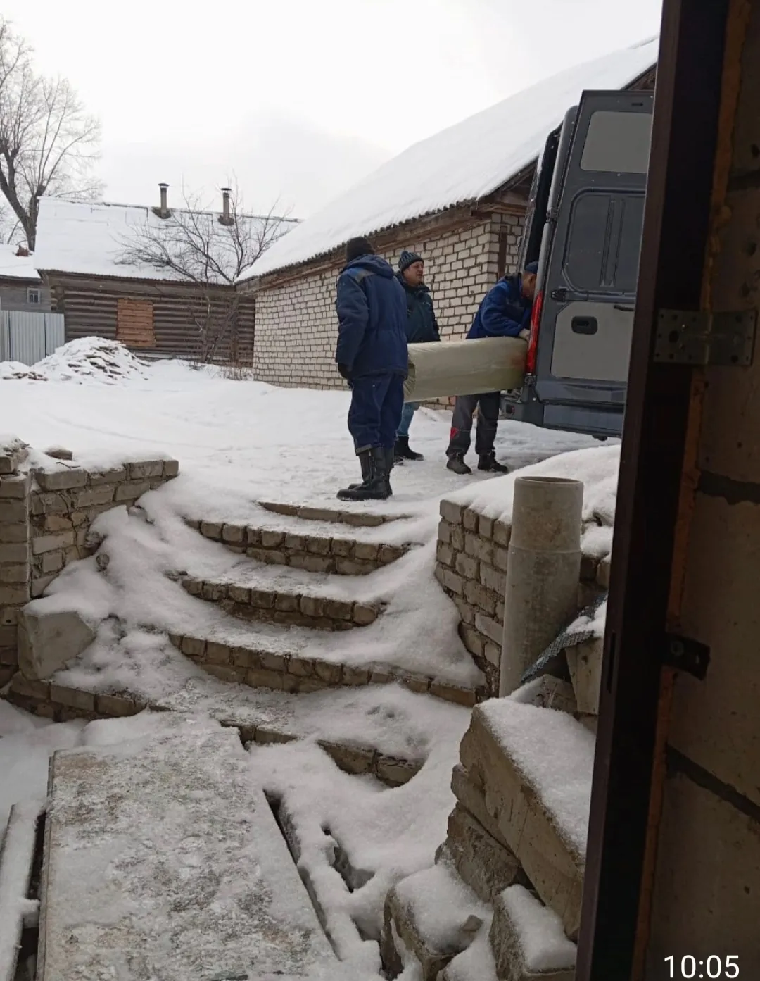 На пожертвования закуплен спандбонд для сетей, помощь поступает от фабрики, школ, храма и частных лиц.