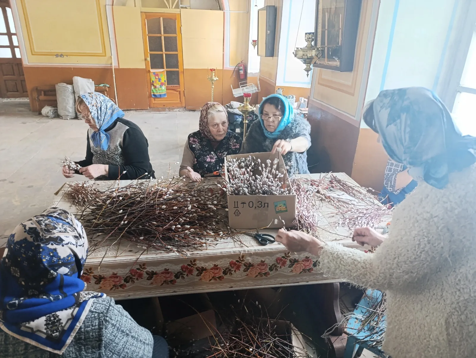 Волонтеры резали спандбонд для сетей, работали в храме и плели сети; к ним присоединилась постоянная помощница-лицеистка Соня Рохина.