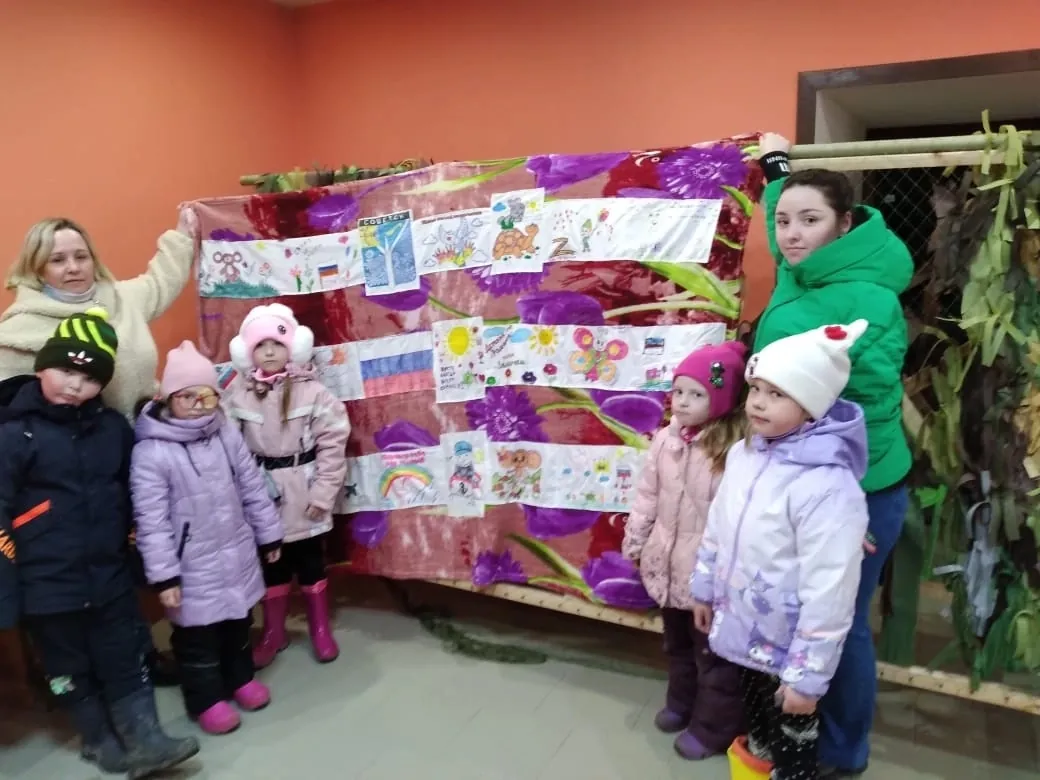 В гостях дети из сада «Родничок», доставка сетей и баночек из Обухово и Лесниково, получение новой партии сетевого полотна на пожертвования.