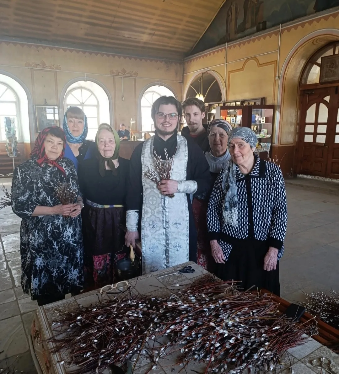 Благодарность от Успенского храма за помощь с вербой, в субботу много людей: взносы в копилку, баночки от сада и Шишкиной В.А., сестры Соколовы плели сети.