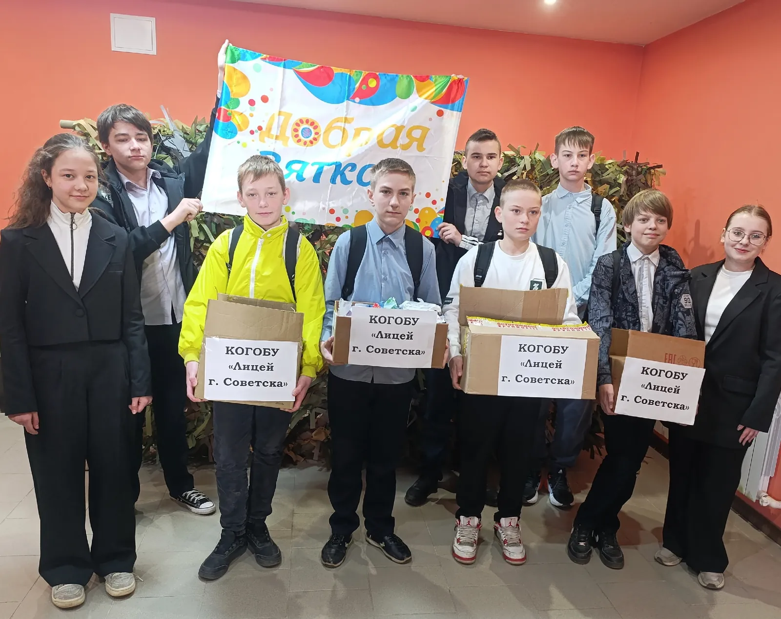В рамках марафона «Добрая Вятка» школы приносят гуманитарку, со Воробьева Гора привезли сеть, храм помогает огарками.