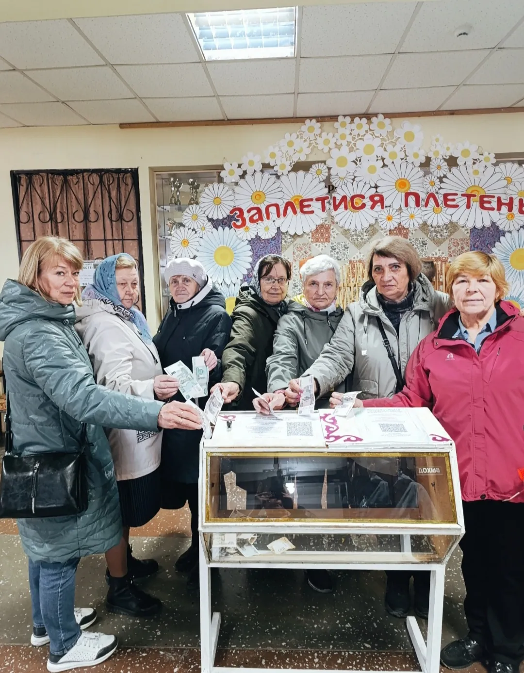 В короткую субботнюю смену плели сети, раздавали работу на дом, а вечером всем коллективом посетили юбилейный концерт Воскресной школы.