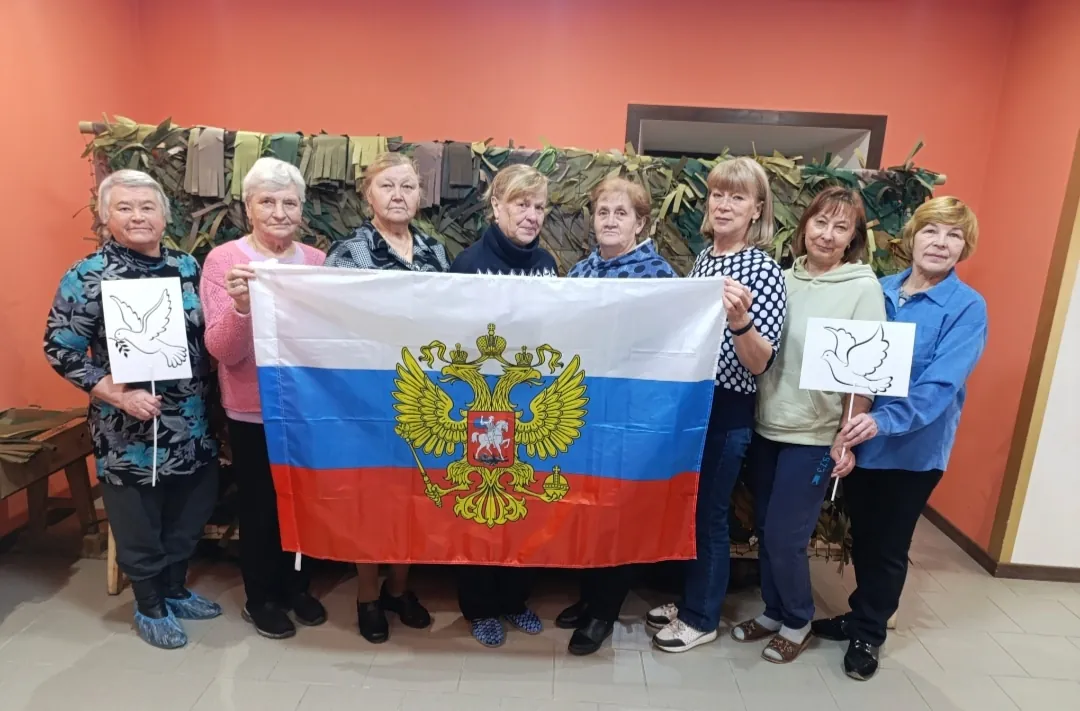 В праздничный день коллектив работал по сокращенному графику, женщины продолжили плести сети.