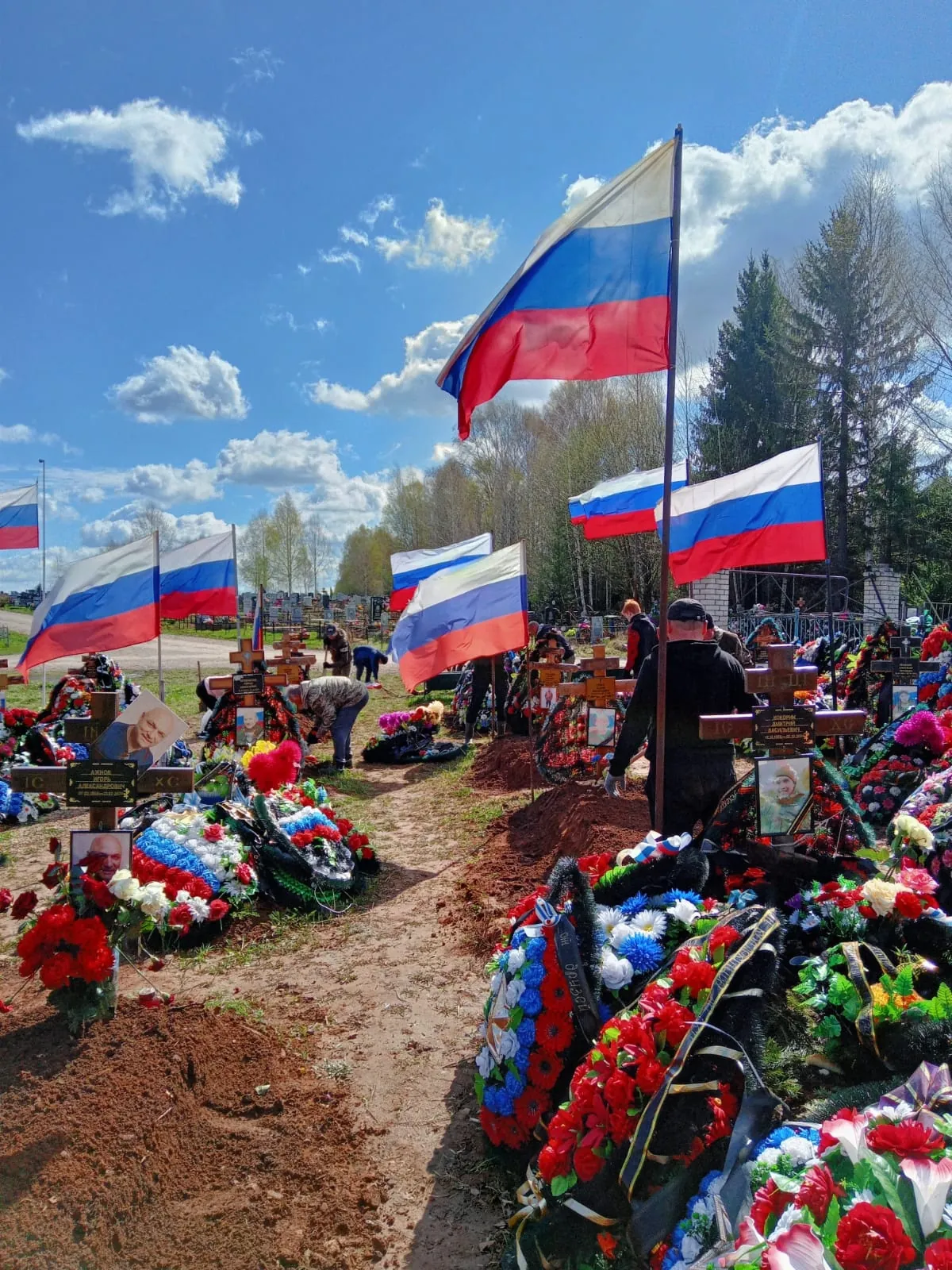 Студенты лесотехникума убирали Аллею Славы, а часть коллектива сопровождала детей участников СВО в кино.