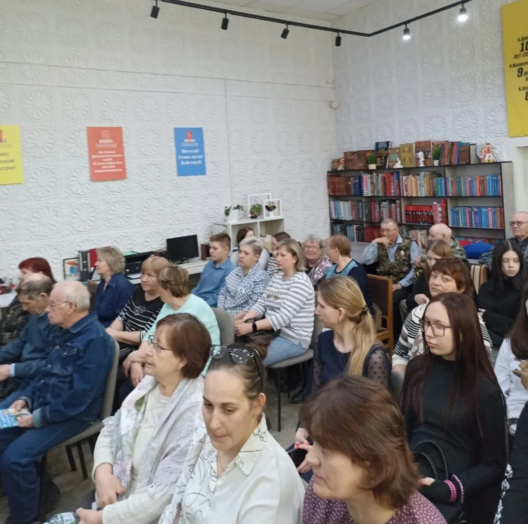 На презентации сборника стихов Галины Шубниковой волонтерам посвятили стихотворение и подарили книги.
