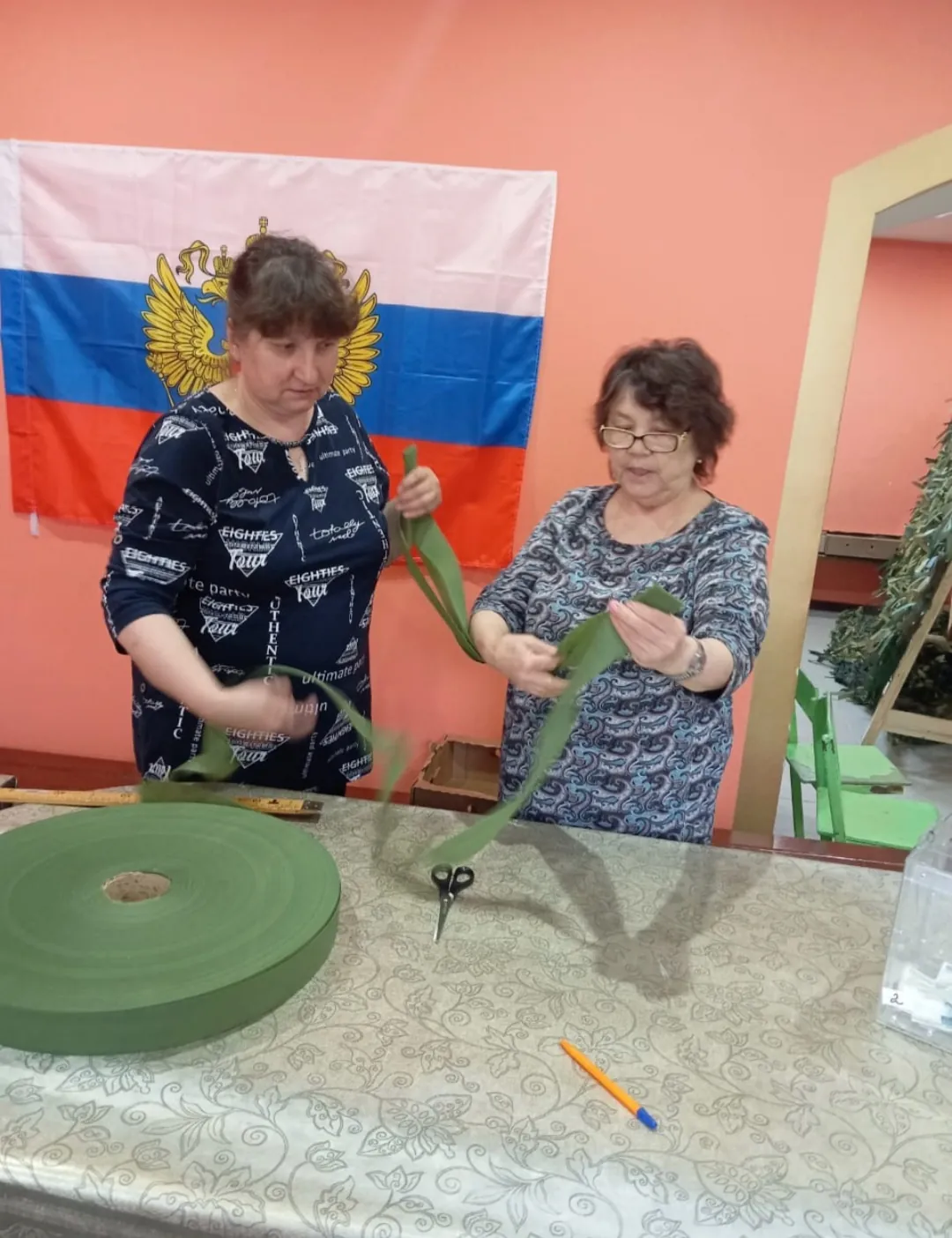 Отчет о вскрытии копилок из поездки (4480 руб.) и в Воскресной школе (33450 руб.), закрыты счета за материалы.