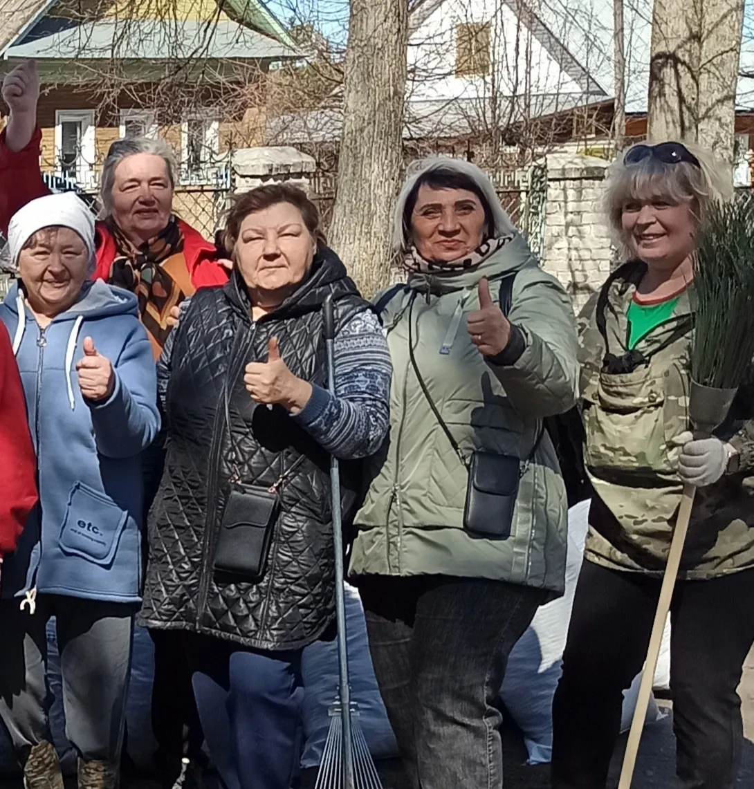 Волонтеры провели субботник в городском саду, параллельно в школе плели сети, завершили день чаепитием.