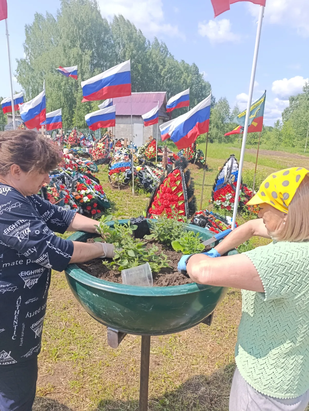 Провели работы по благоустройству Аллеи Славы и высадили цветы, участвовали в субботнике с фабрикой «Сладкая Слобода».