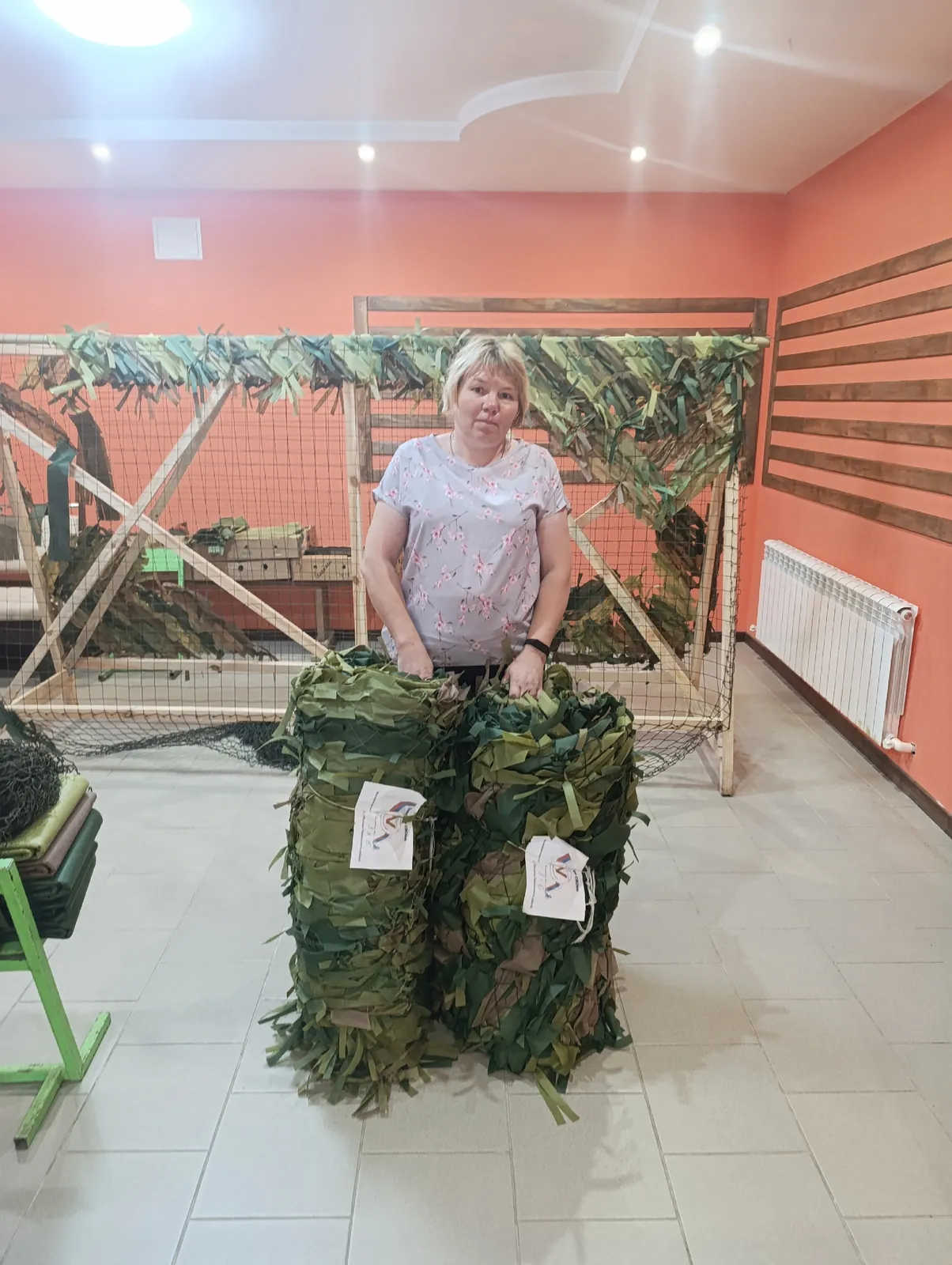 В родительскую субботу школа работала, приехали волонтёры из Обухово, обсудили новый заказ на маскировочные сети.